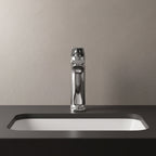 Robinet lavabo Metra Chrome Poli modèle court vu de face sur un plan sombre