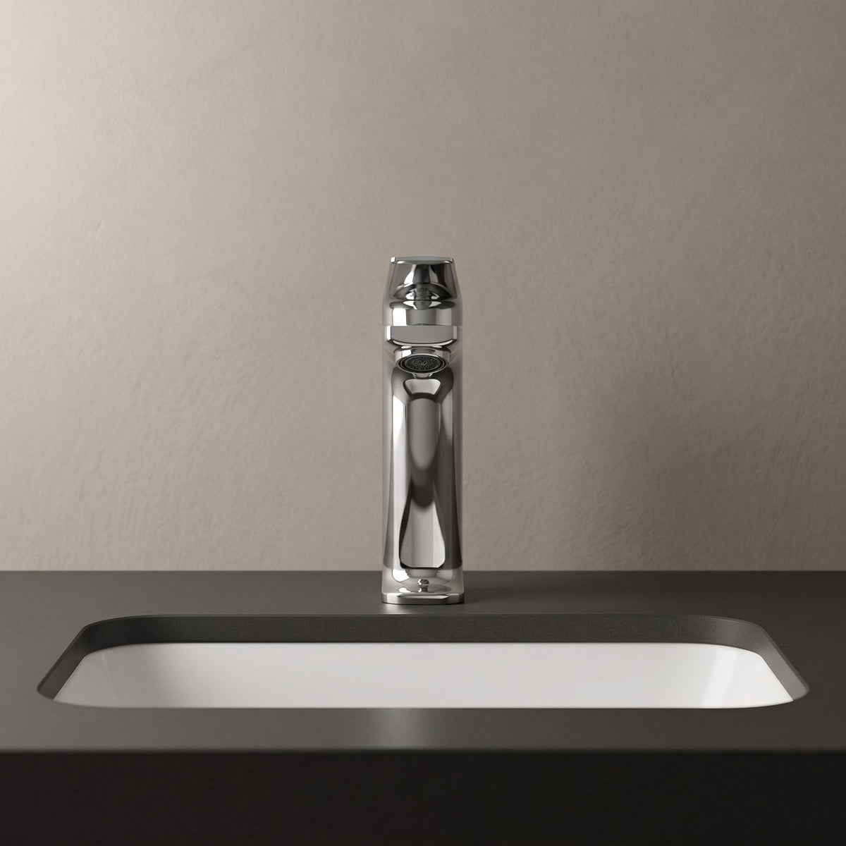 Robinet lavabo Metra Chrome Poli modèle court vu de face sur un plan sombre
