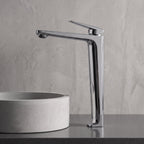 Robinet lavabo Metra Chrome Poli modèle haut vu de profil derrière une vasque à poser