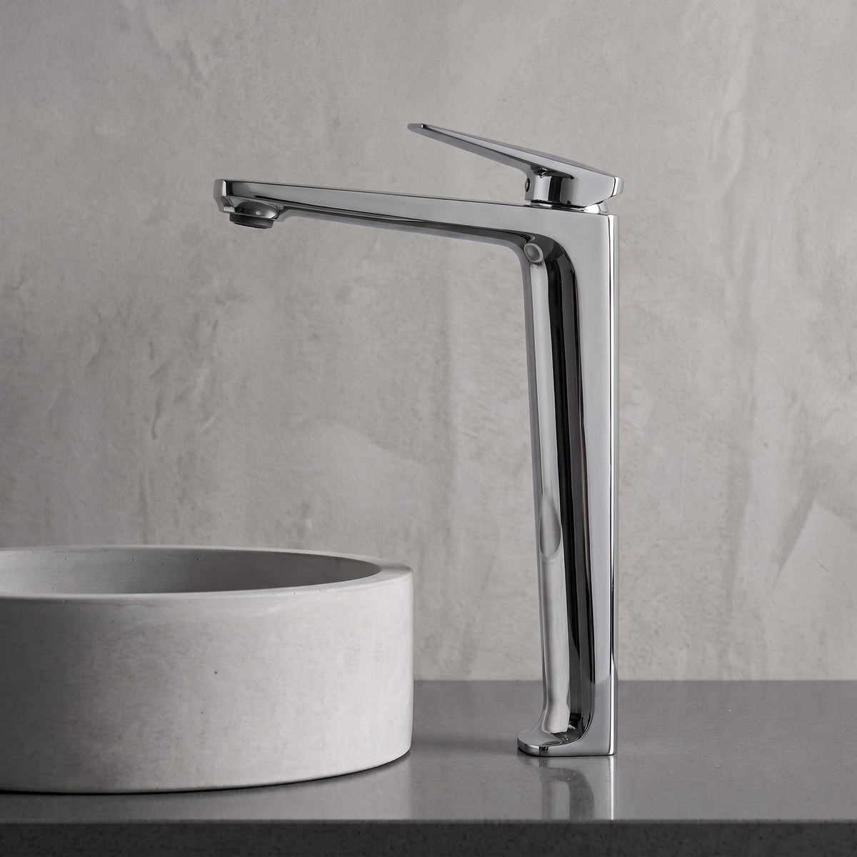 Robinet lavabo Metra Chrome Poli modèle haut vu de profil derrière une vasque à poser