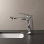 Robinet lavabo Metra Chrome Poli modèle court vu de profil sur une vasque encastrée
