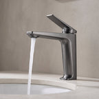 Robinet lavabo Metra Gun Metal en fonctionnement, écoulement d'eau