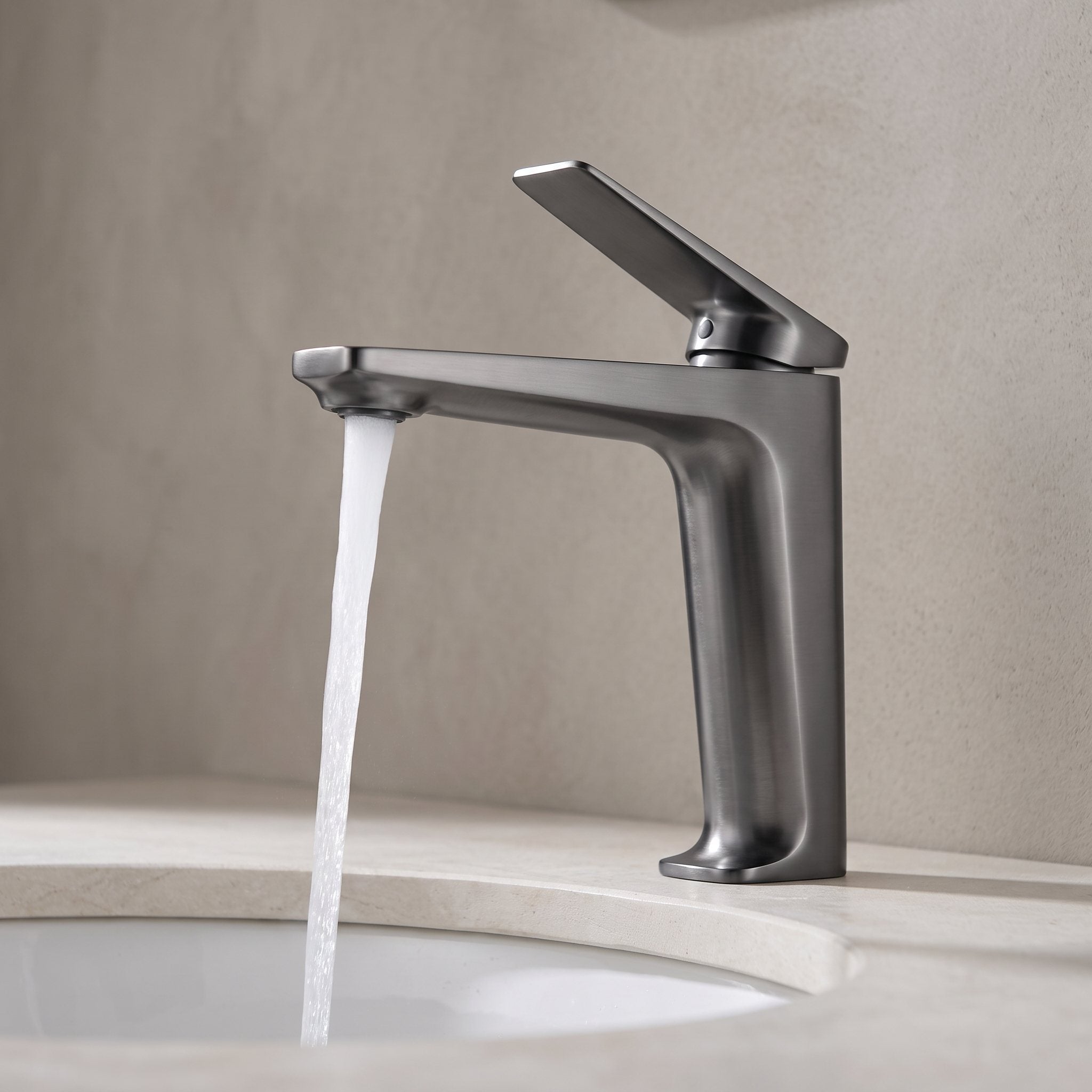 Robinet lavabo Metra Gun Metal en fonctionnement, écoulement d'eau