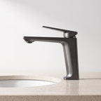 Robinet lavabo Metra Gun Metal modèle court vu de profil sur une vasque encastrée