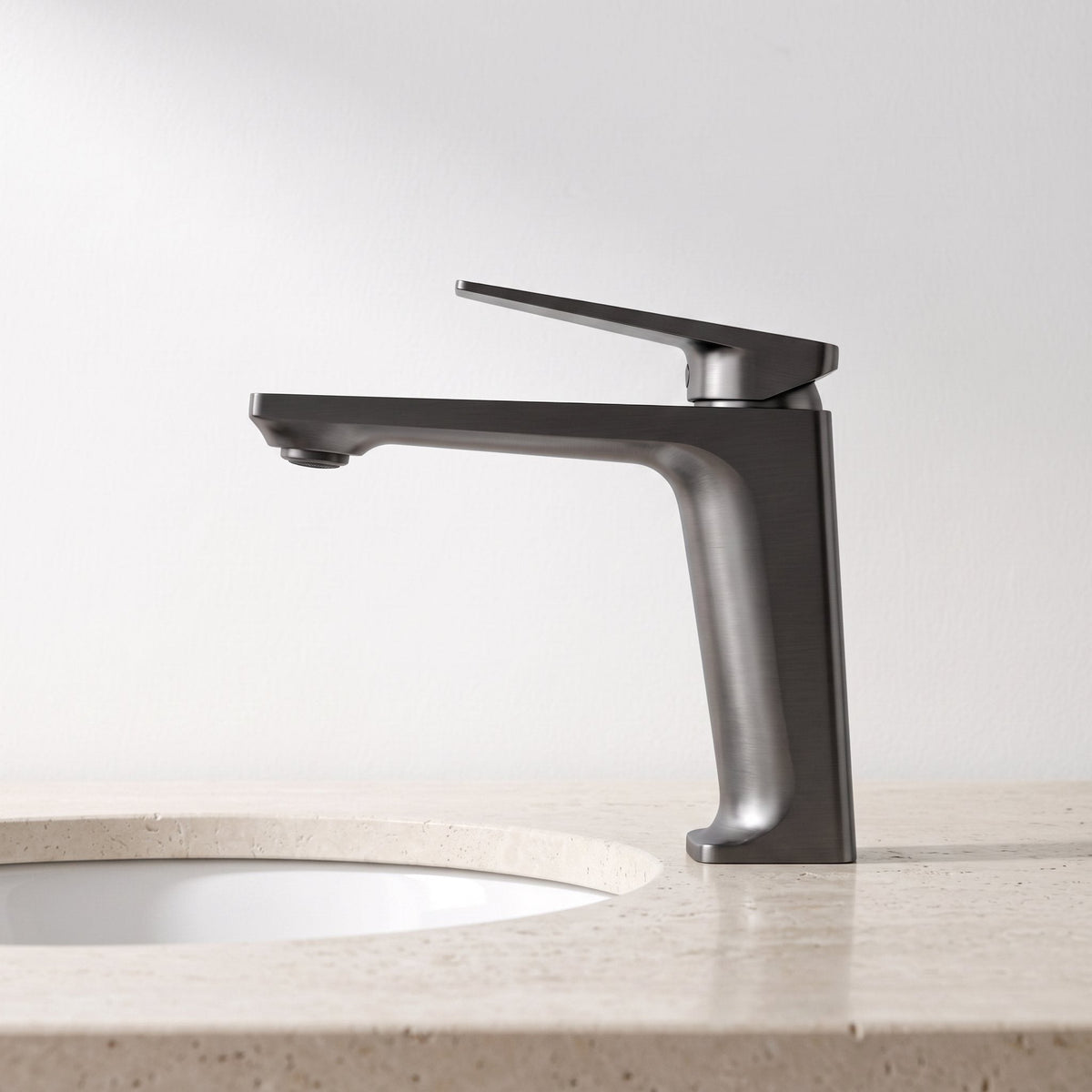 Robinet lavabo Metra Gun Metal modèle court vu de profil sur une vasque encastrée