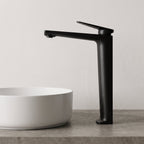 Robinet lavabo Metra Noir Mat modèle haut vu de profil derrière une vasque à poser