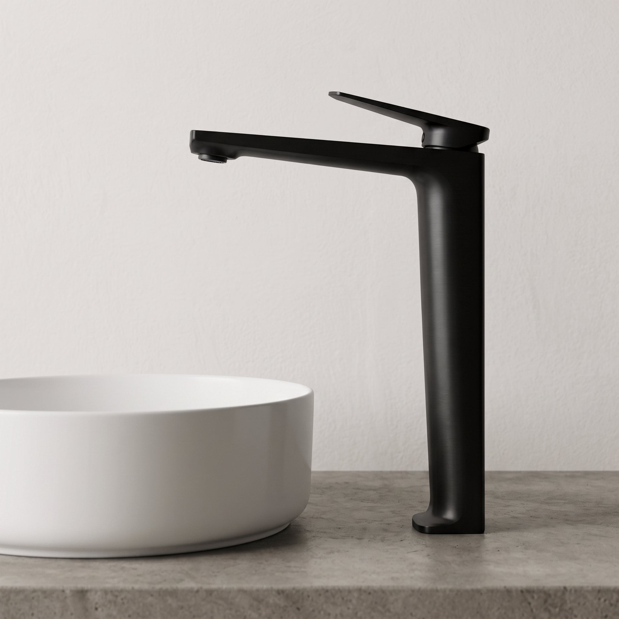 Robinet lavabo Metra Noir Mat modèle haut vu de profil derrière une vasque à poser