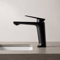 Robinet lavabo Metra Noir Mat modèle court vu de profil sur une vasque encastrée