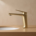 Robinet lavabo Metra Or Brossé modèle court vu de profil sur une vasque encastrée
