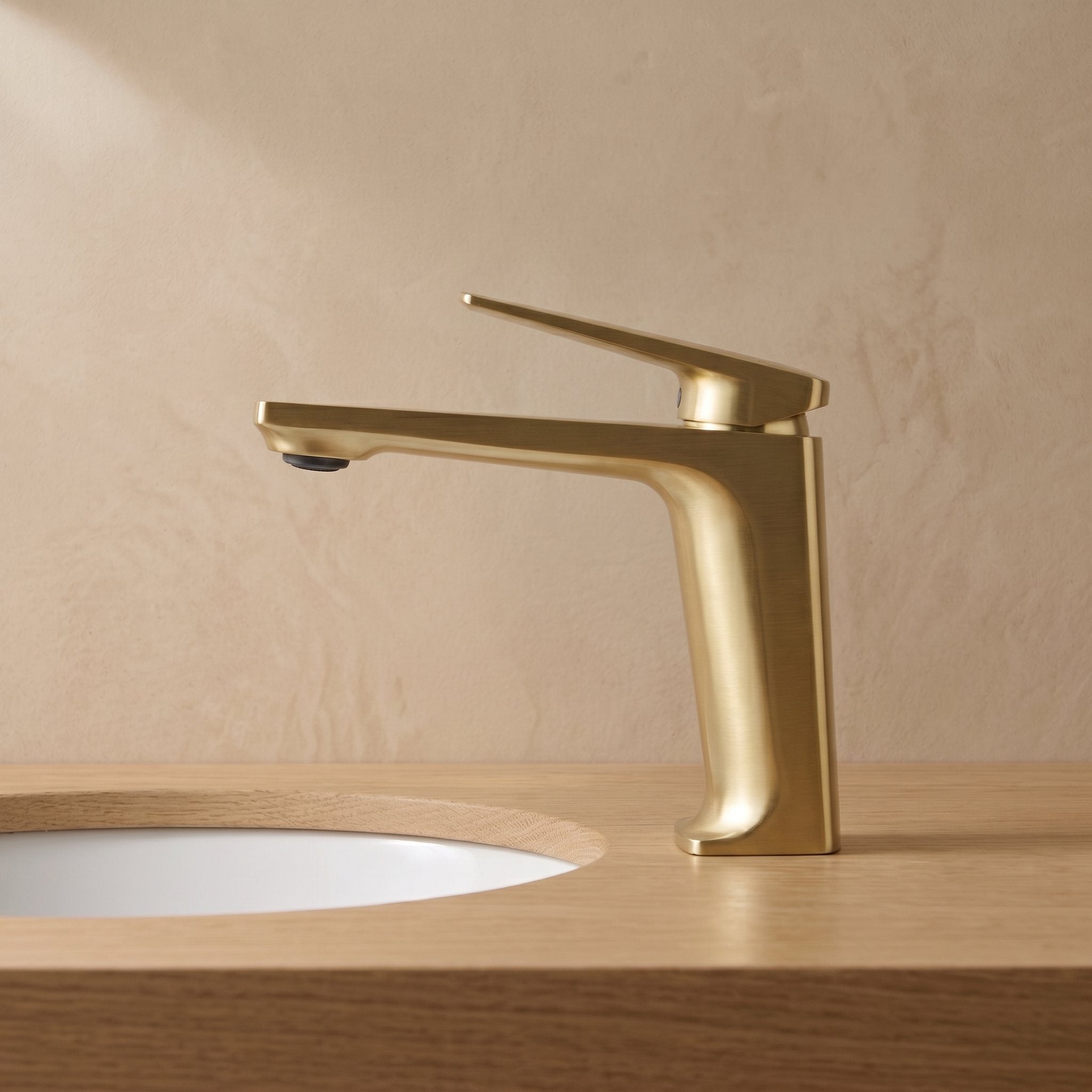 Robinet lavabo Metra Or Brossé modèle court vu de profil sur une vasque encastrée