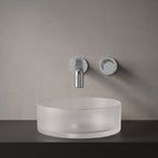 Robinet mural encastrable Muro chrome dans une salle de bain épurée