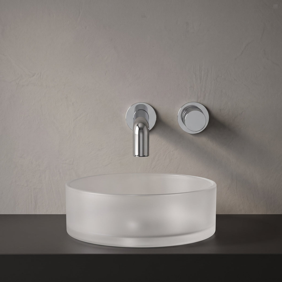 Robinet mural encastrable Muro chrome dans une salle de bain épurée