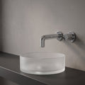 Robinet mural encastrable Muro chrome au-dessus d'une vasque à poser