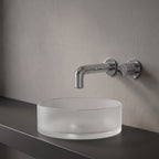 Robinet mural encastrable Muro chrome au-dessus d'une vasque à poser