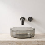 Robinet mural encastrable Muro gun metal dans une salle de bain épurée