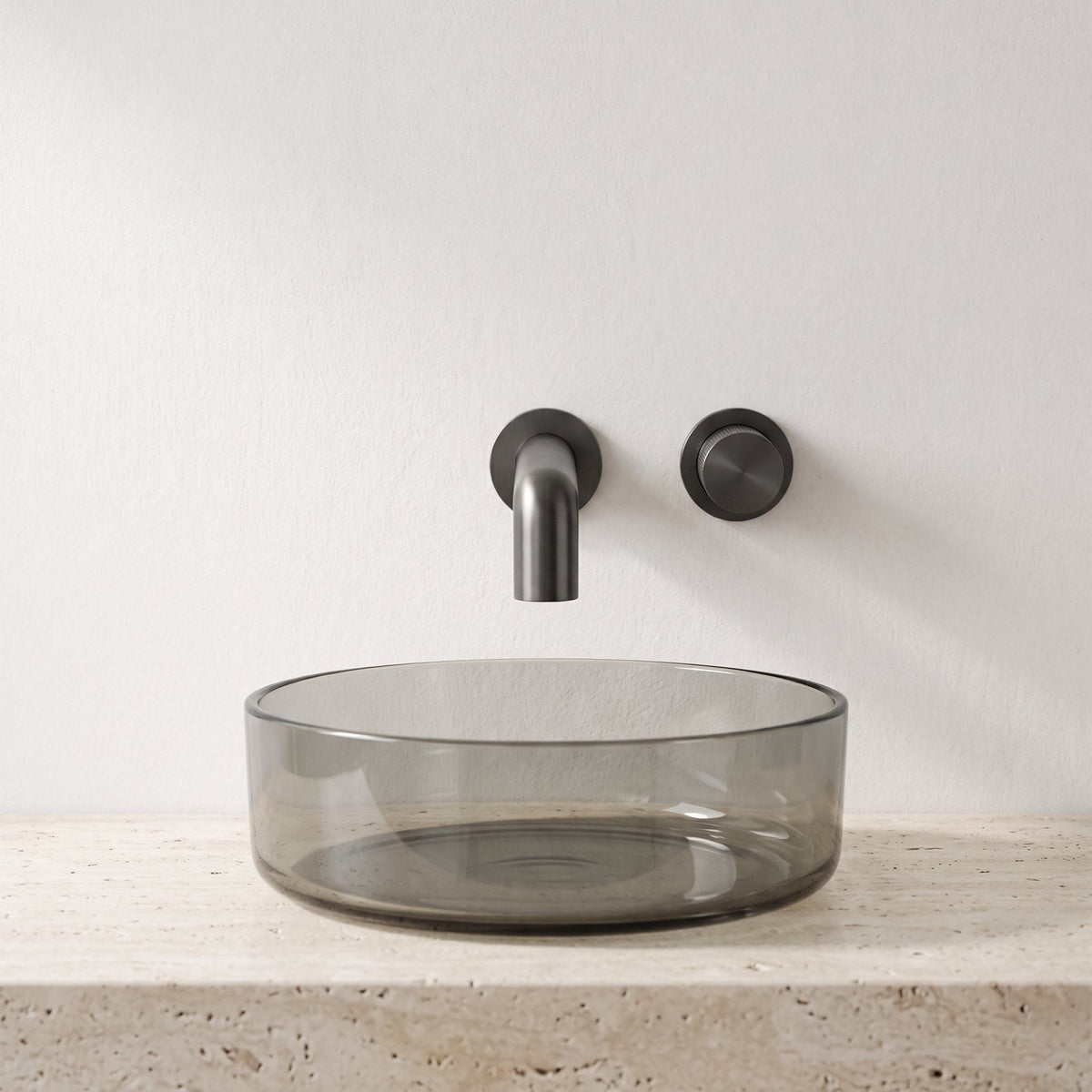 Robinet mural encastrable Muro gun metal dans une salle de bain épurée