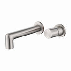 Robinet mural encastrable Muro nickel brossé : bec et molette sur fond blanc