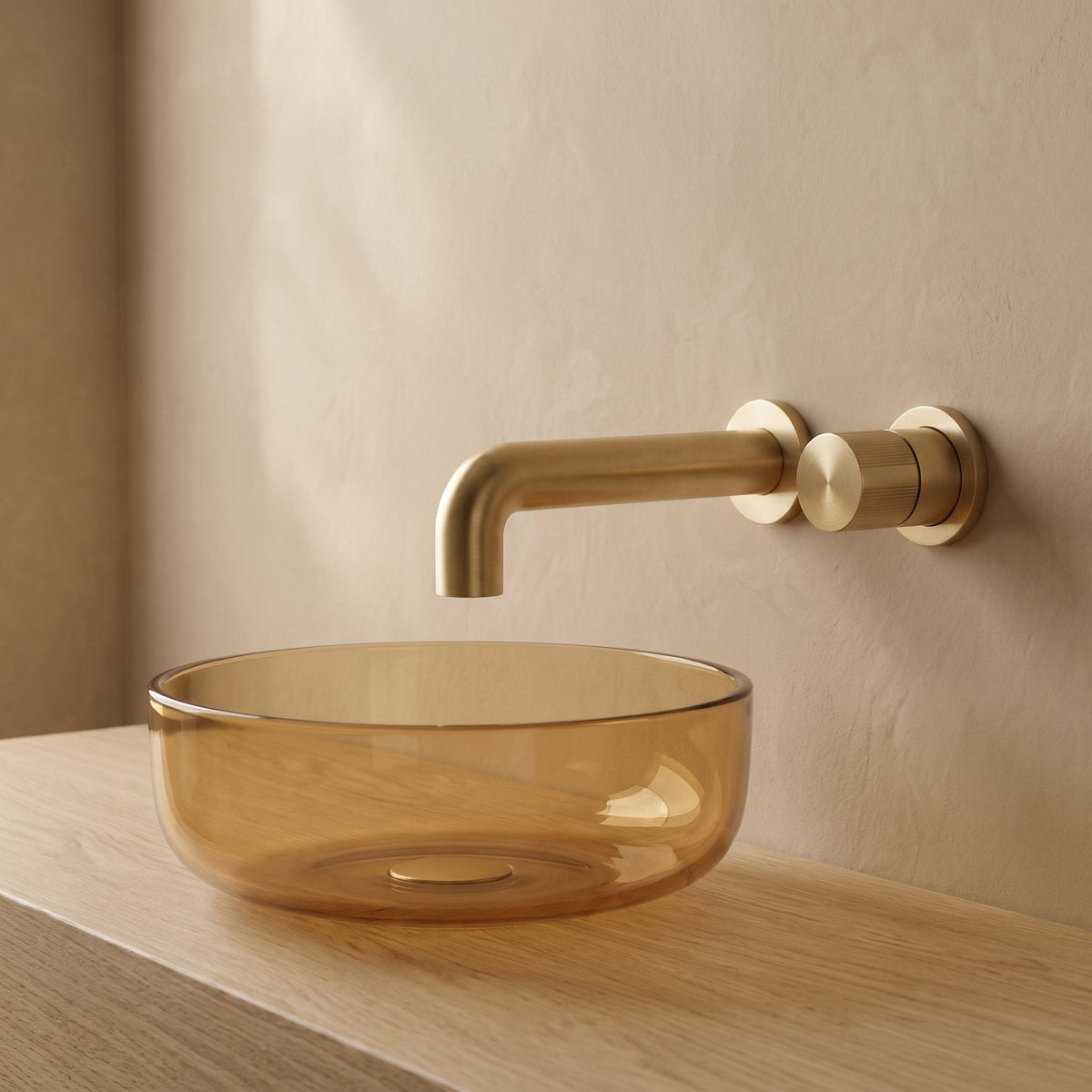 Robinet mural encastrable Muro or brossé au-dessus d'une vasque en verre ambré