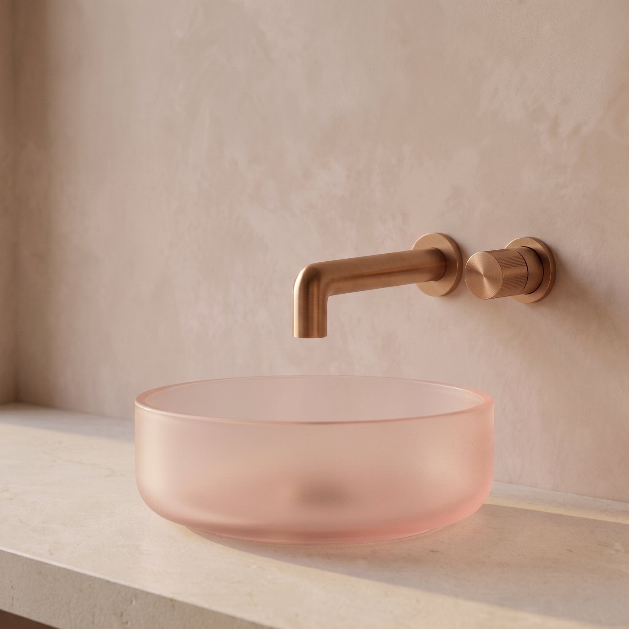 Robinet mural encastrable Muro or rose brossé au-dessus d'une vasque rosée