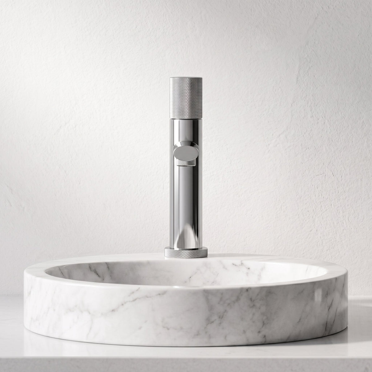 Robinet lavabo Runa chrome 216 mm monté sur une vasque en marbre, vue de face