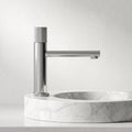 Robinet lavabo Runa chrome 216 mm sur vasque en marbre, vue de profil