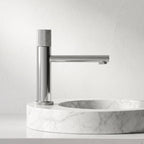 Robinet lavabo Runa chrome 216 mm sur vasque en marbre, vue de profil
