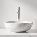 Robinet lavabo Runa chrome 318 mm derrière une vasque à poser, vue de face
