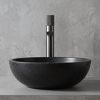 Robinet lavabo Runa gun metal 318 mm derrière une vasque à poser, vue de face