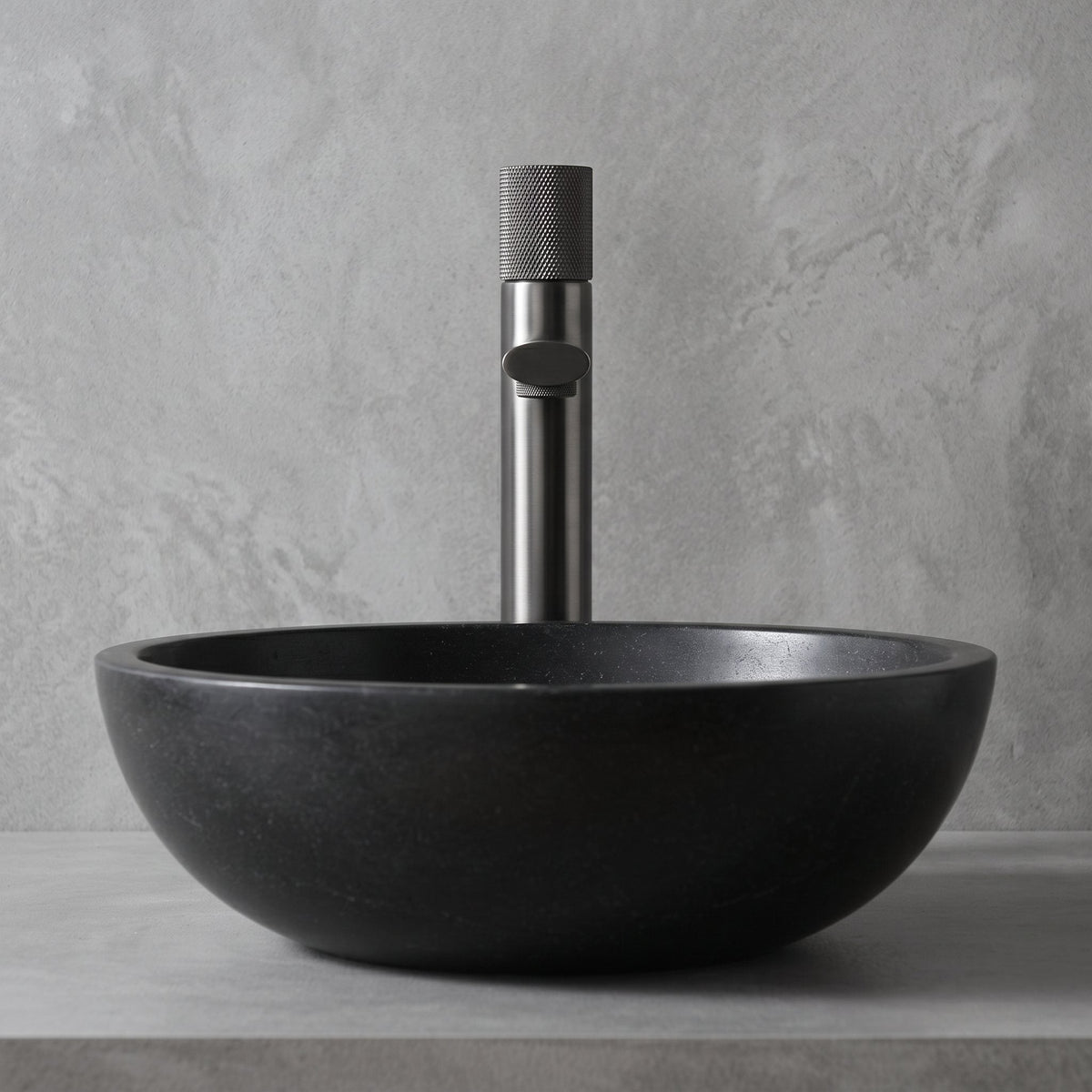 Robinet lavabo Runa gun metal 318 mm derrière une vasque à poser, vue de face