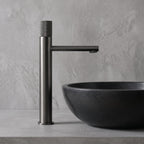 Robinet lavabo Runa gun metal 318 mm derrière une vasque à poser, vue de profil