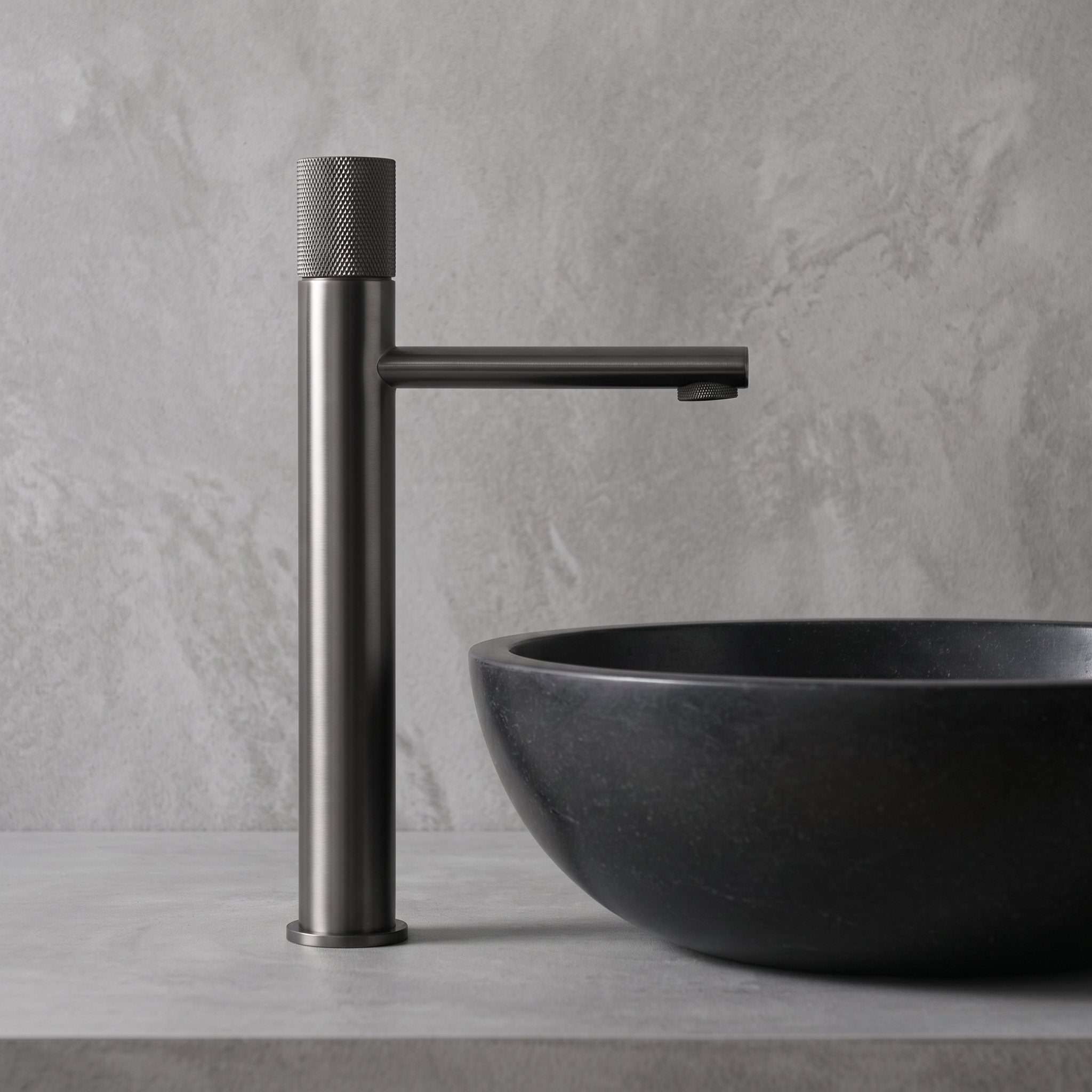 Robinet lavabo Runa gun metal 318 mm derrière une vasque à poser, vue de profil