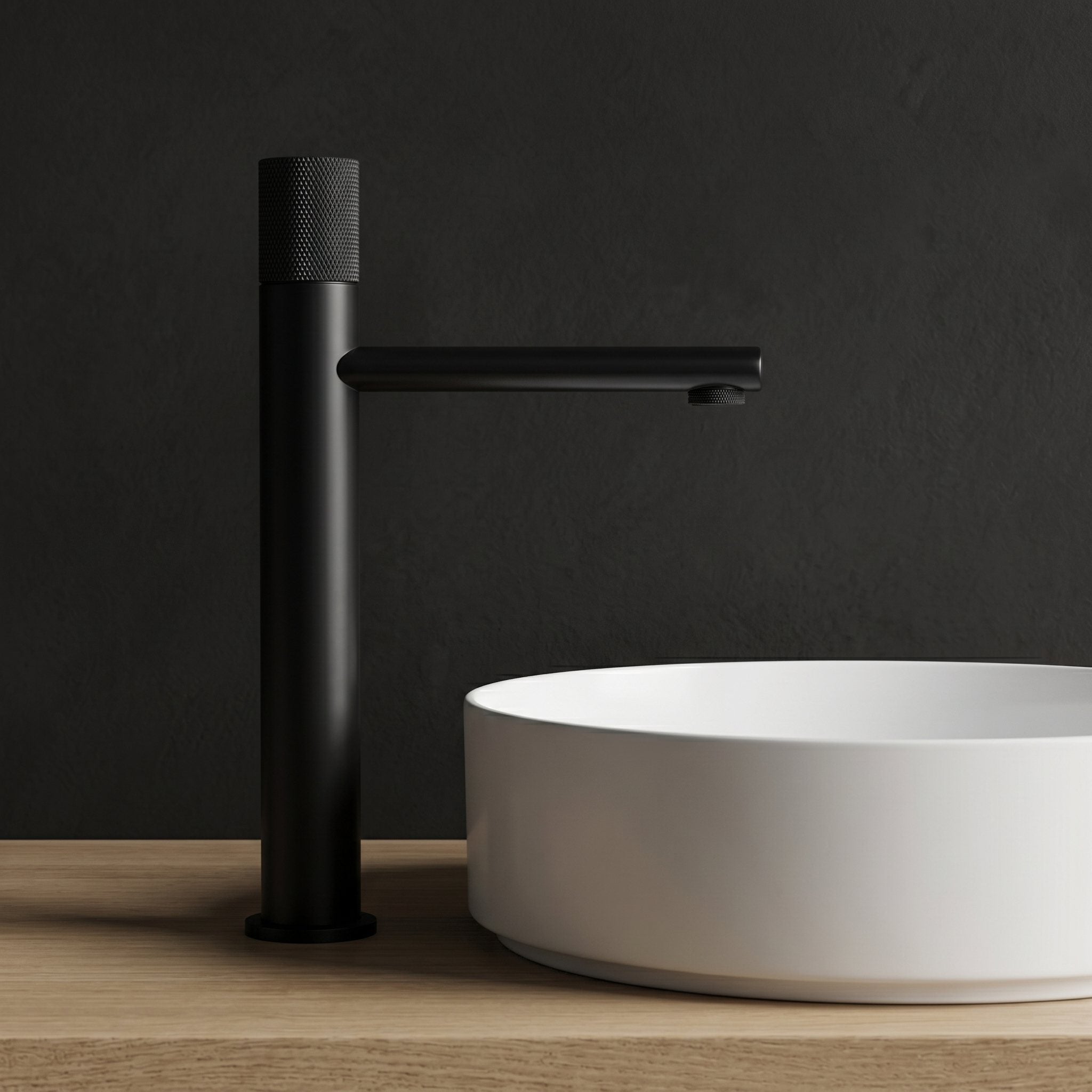 Robinet lavabo Runa noir mat 318 mm derrière une vasque à poser, vue de profil