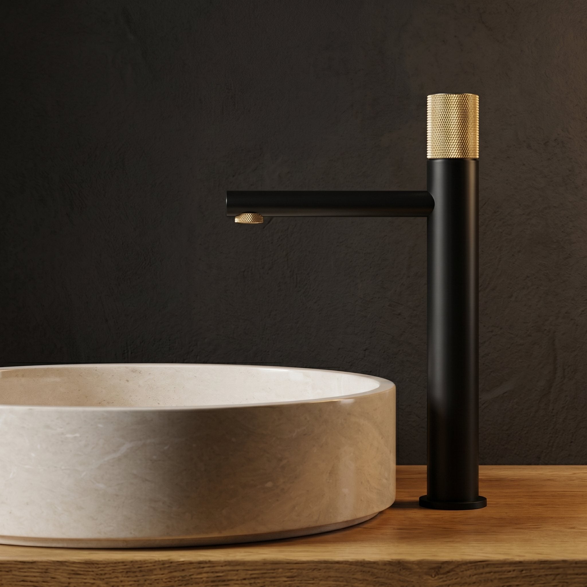 Robinet lavabo Runa noir mat et or brossé 318 mm derrière une vasque à poser, vue de profil
