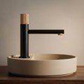 Robinet lavabo Runa noir mat et or rose 216 mm monté sur vasque, vue de profil