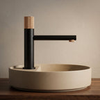 Robinet lavabo Runa noir mat et or rose 216 mm monté sur vasque, vue de profil
