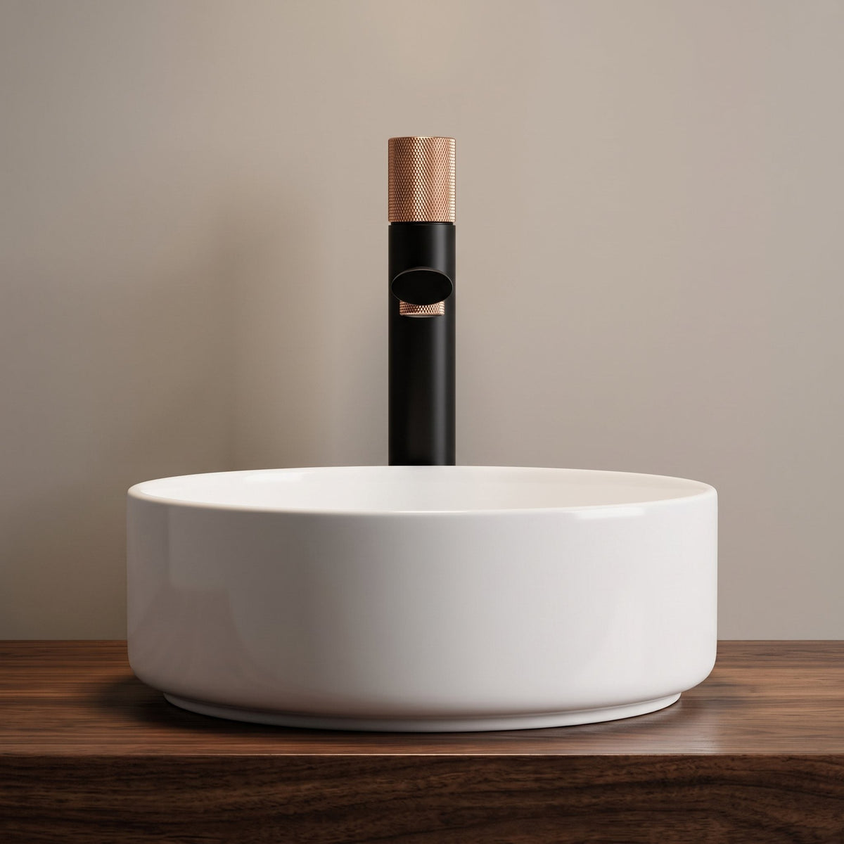 Robinet lavabo Runa noir mat et or rose 318 mm derrière une vasque à poser, vue de face