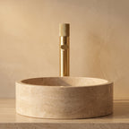 Robinet lavabo Runa or brossé 318 mm derrière une vasque à poser, vue de face