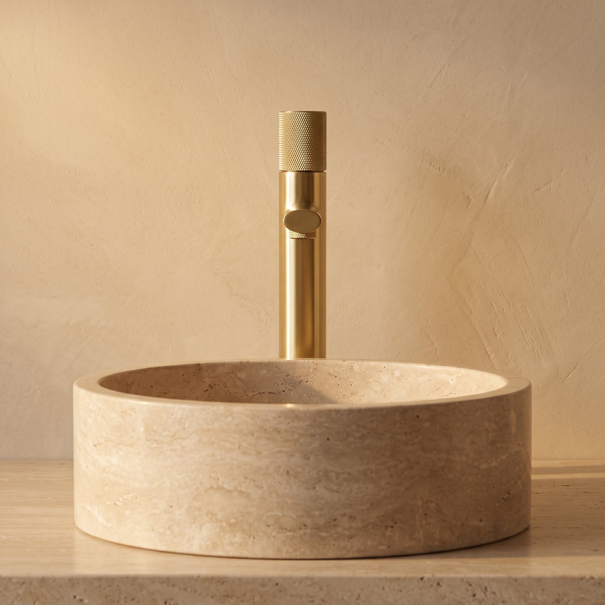 Robinet lavabo Runa or brossé 318 mm derrière une vasque à poser, vue de face