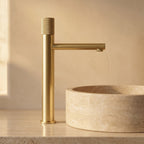 Robinet lavabo Runa or brossé 318 mm derrière une vasque à poser, vue de profil