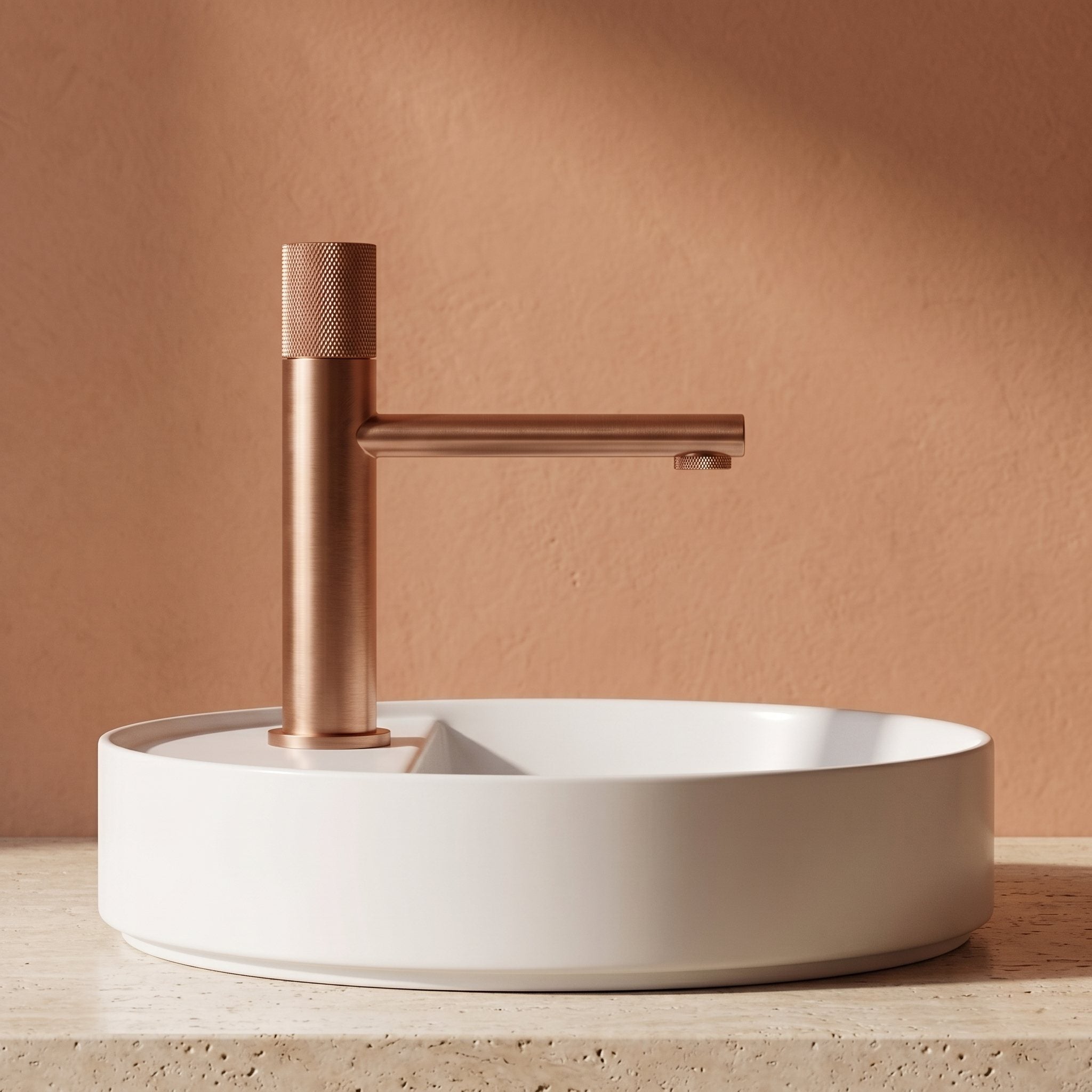Robinet lavabo Runa or rose brossé 216 mm monté sur vasque, vue de profil