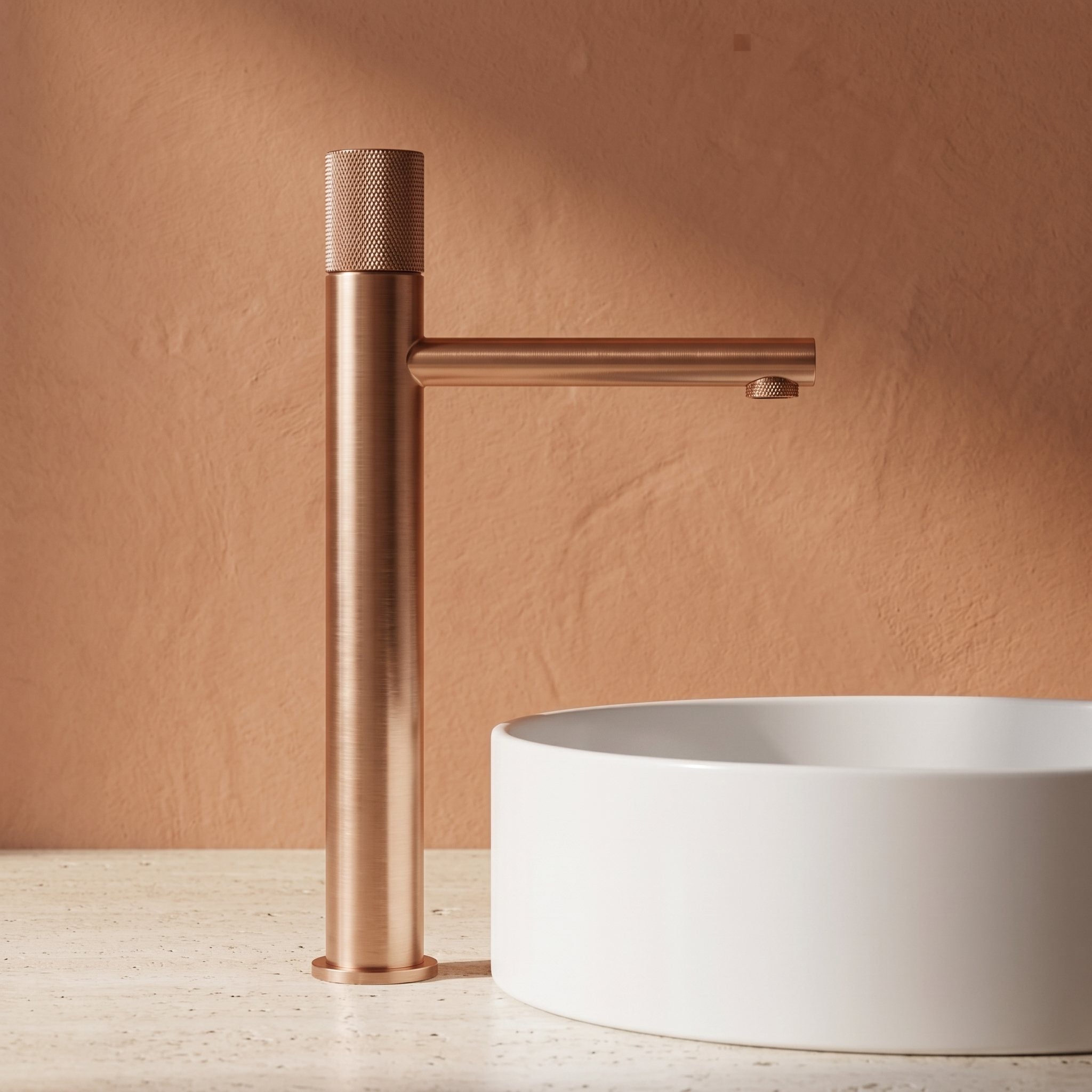 Robinet lavabo Runa or rose brossé 318 mm derrière une vasque à poser, vue de profil