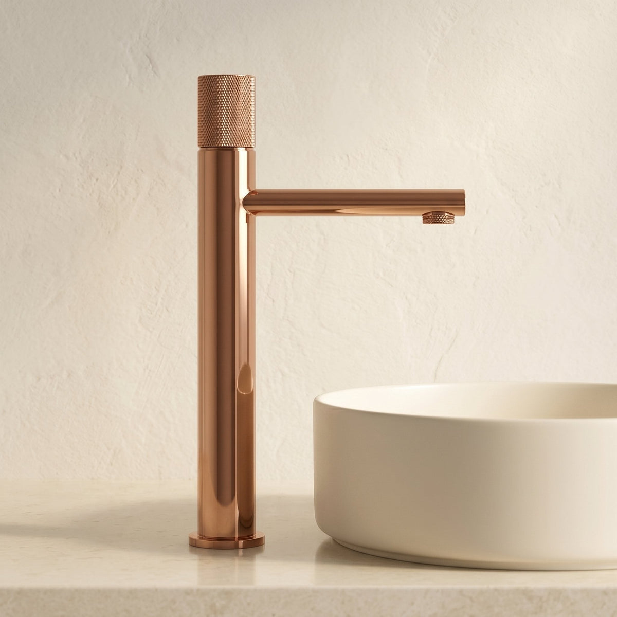 Robinet lavabo Runa or rose poli 318 mm derrière une vasque à poser, vue de profil