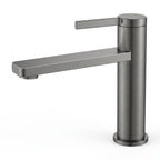 Robinet lavabo Solea gun metal modèle court sur fond blanc