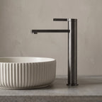 Robinet lavabo Solea gun metal, vue rapprochée sur le corps moleté
