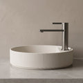 Robinet lavabo Solea gun metal dans une salle de bain contemporaine