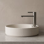 Robinet lavabo Solea gun metal dans une salle de bain contemporaine
