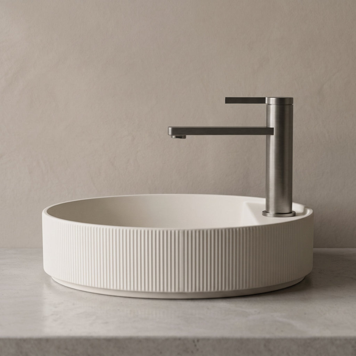 Robinet lavabo Solea gun metal dans une salle de bain contemporaine