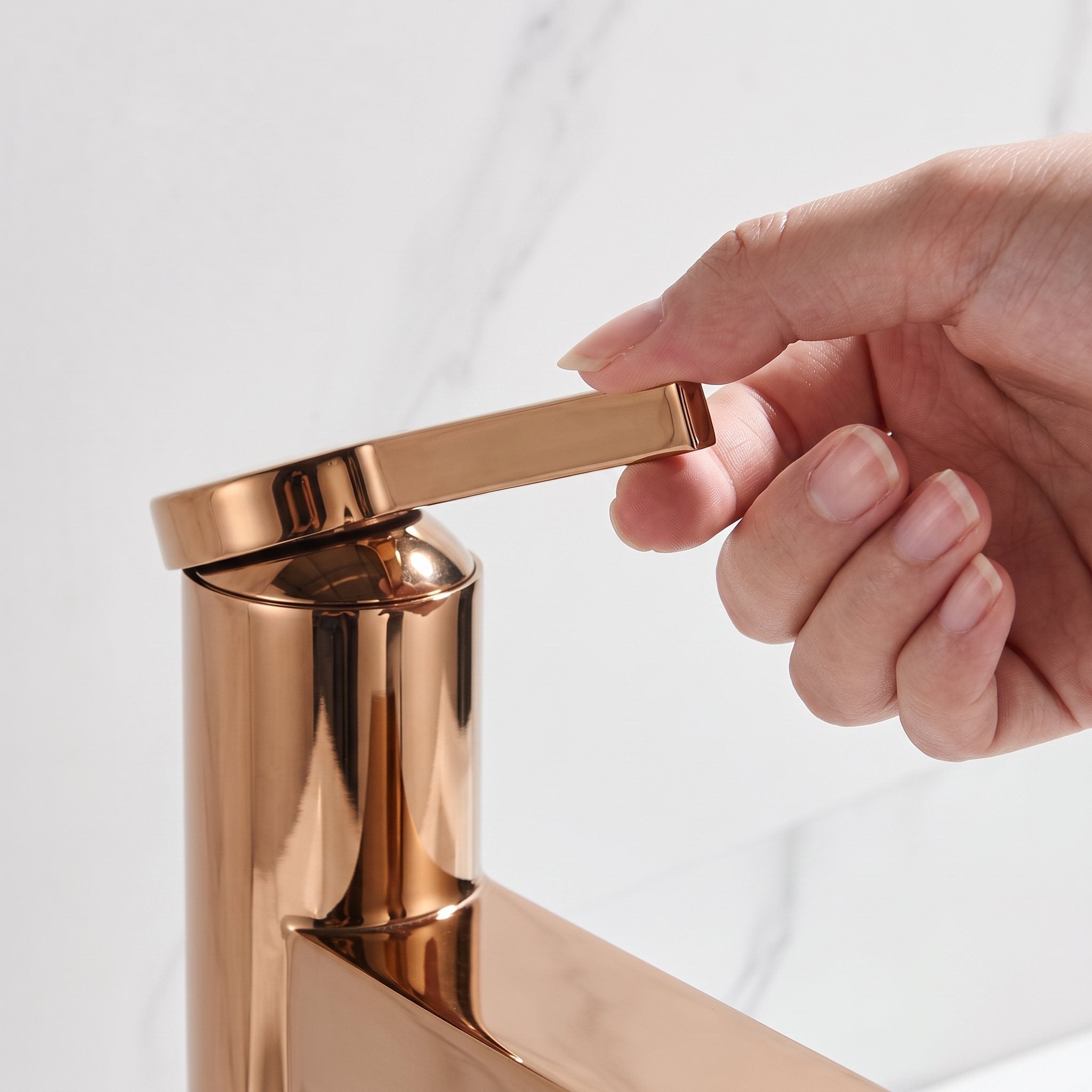 Manette du robinet lavabo Solea en main