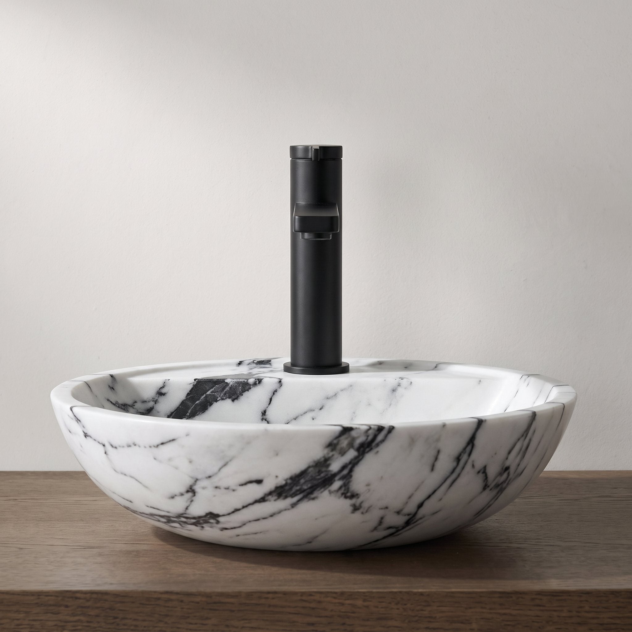 Robinet lavabo Solea noir mat sur une vasque à poser