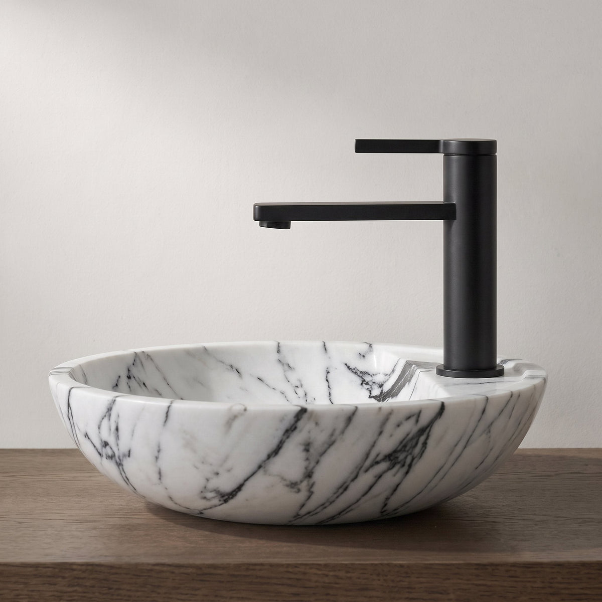 Robinet lavabo Solea noir mat, vue d'ensemble du plan de vasque